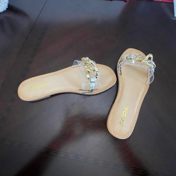 Soda Women's Gold Chain Slide Transparent Sandals Size 7.5 Summer Beach Vacation - Picture 2 of 6